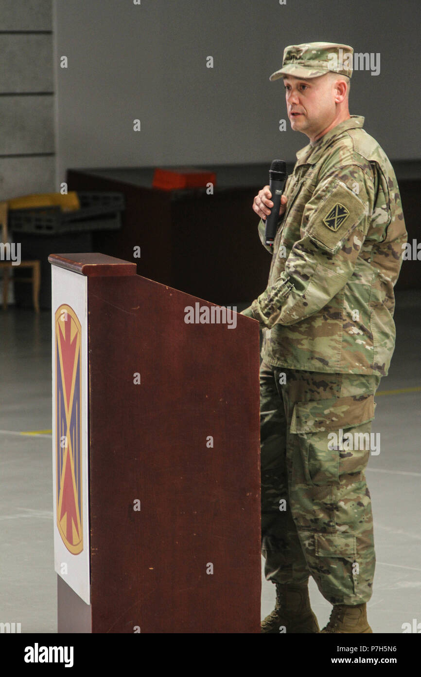 Chief Warrant Officer 5 David Jones, il comando chief warrant officer, decimo AAMDC, indirizzi il pubblico durante una rinuncia di responsabilità la cerimonia di Jones a Reno Ordnance caserma, Germania 29 giugno. La rinuncia di responsabilità cerimonia si è conclusa dopo il "secolo di servizio" festa per gli Stati Uniti Esercito marescialli. Foto Stock