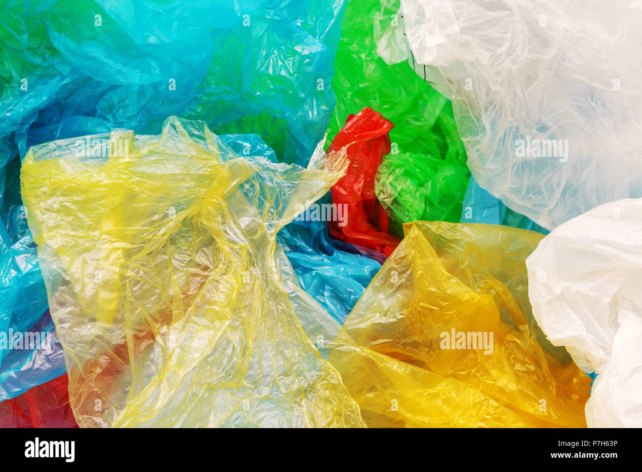 Pila di variopinti sacchetti di plastica, il consumismo e l'inquinamento ambientale concetto Foto Stock