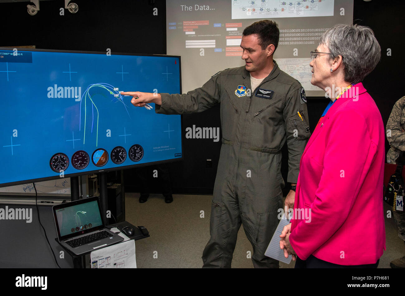 Il cap. Christopher Gerber, pilota di formazione prossimo trainer, mutandine segretario della Air Force Heather Wilson in quanto osservano gli studenti pilota treno con sistemi di realtà virtuale a PTN, situato presso le Forze Armate Centro di riserva presso l'Aeroporto Internazionale Bergstrom di Austin di Austin, Texas, 27 giugno 2018. Pilota di formazione successiva è un programma per esplorare e potenzialmente prototipo di un ambiente di formazione che integra diverse tecnologie per produrre i piloti in un accelerato, efficienti in termini di costi, apprendimento incentrata sul modo. Foto Stock