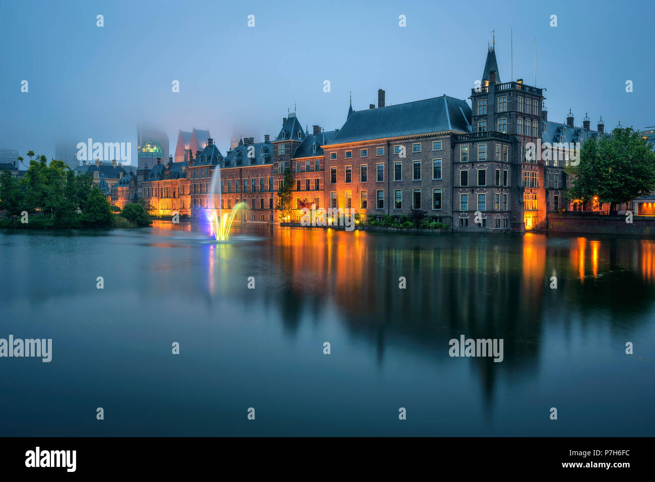 Il Binnenhof palace in una serata di nebbia in Aia, Paesi Bassi. Essa ospita il parlamento olandese e gli uffici governativi. Lunga esposizione. Foto Stock