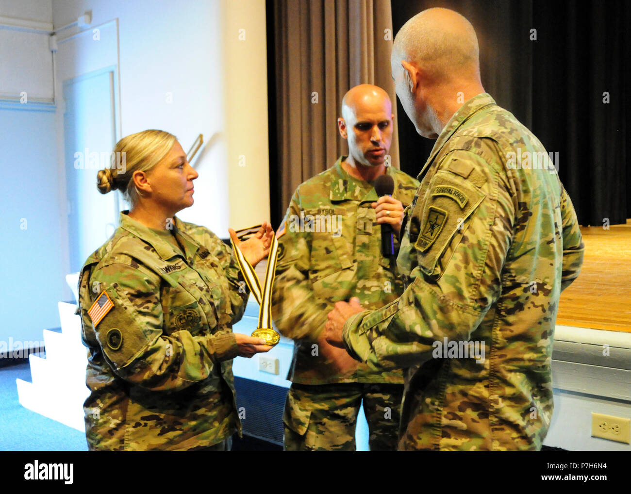 Chief Warrant Officer 2 Sandra Hawkins, una proprietà tecnico contabile con la 316supporto comando (Expeditionary), presenta Lt. Gen. Charles Luckey, il capo di esercito di riserva e Comandante Generale dell'esercito degli Stati Uniti il comando di riserva, con una medaglia durante il primo mandato regionale Officer di formazione e di reclutamento di workshop presso la Timmerman Conference Center, Giugno 30. La medaglia ha commemorato il 100 anno compleanno di Warrant Officer coorte. (U.S. La riserva di esercito Foto di Sgt. Betania L. Huff) Foto Stock