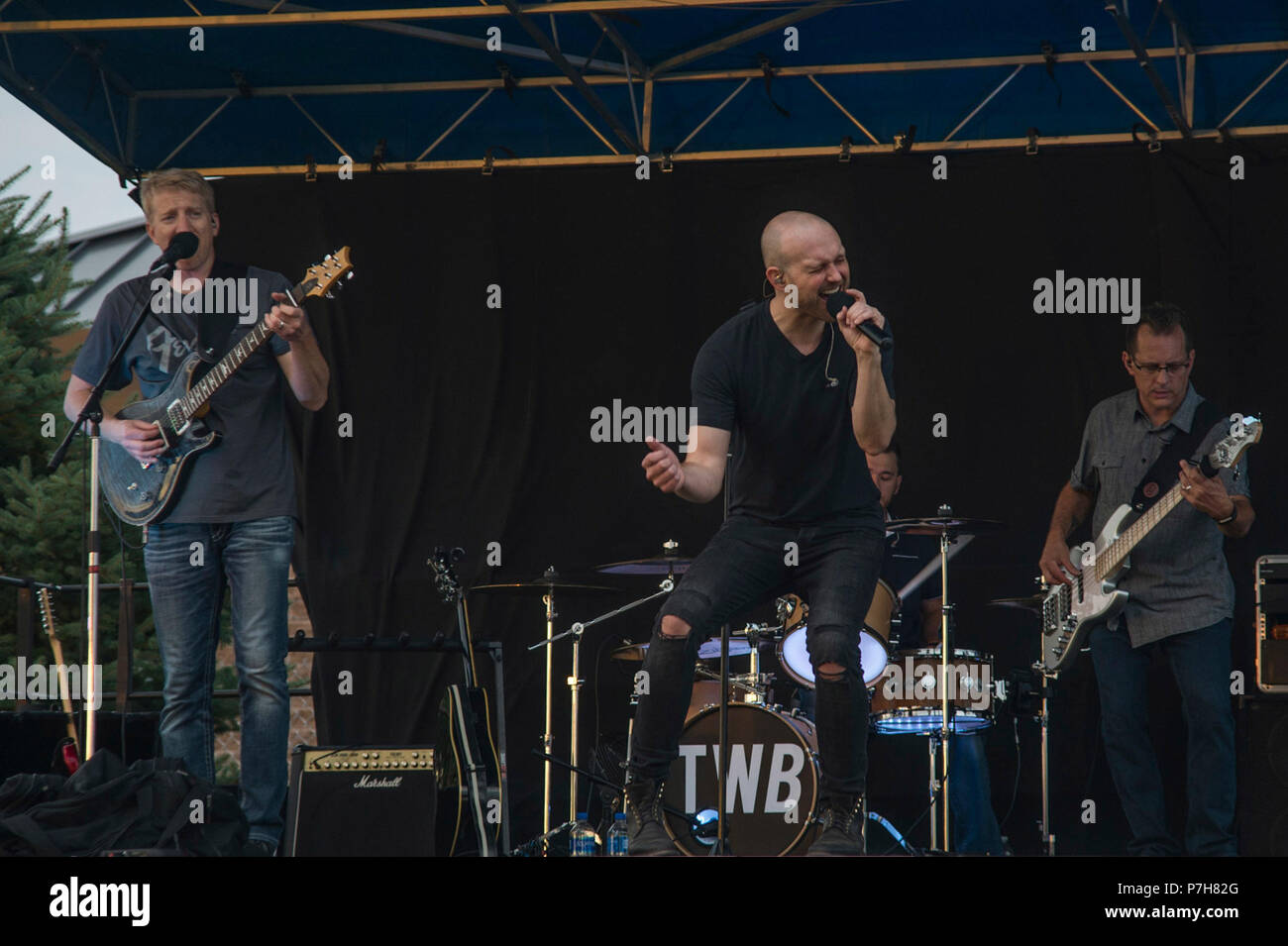 Membri della Tyler Walker Band un concerto per il Team Buckley Giugno 30, 2018 a Buckley Air Force Base in Colorado. La Tyler Walker Band ha preso tempo fuori ci tour estivo per riprodurre la musica per gli uomini e le donne di Buckley AFB. (U.S. Air Force Foto di Senior Airman Stephen G. Eigel) Foto Stock