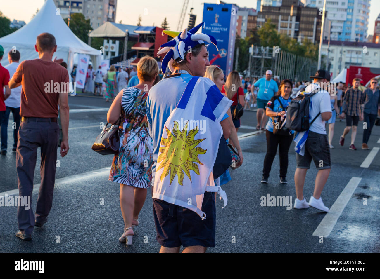 Samara, Russia - 24 Giugno 2018: un tifoso di calcio con una bandiera di Uruguay nella zona della ventola Foto Stock