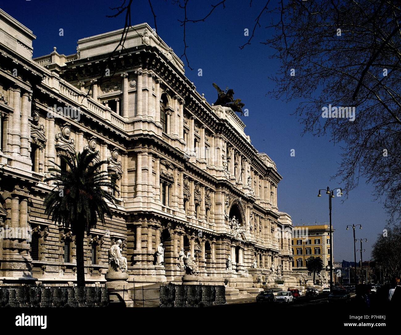 FACHADA DEL PALACIO CORONADA POR N.A. CUADRIGA DE BRONCE REALIZADA POR Ettore Ximenes, 1899-1910. Autore: CALDERINI, Guglielmo. Posizione: COURTHOUSE, Italia. Foto Stock