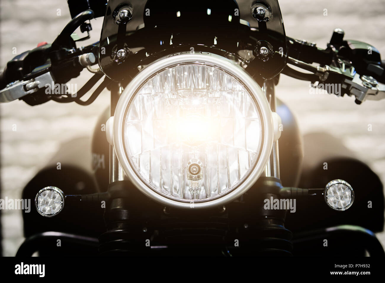 Close up faro anteriore della motocicletta moderna nella notte. Foto Stock