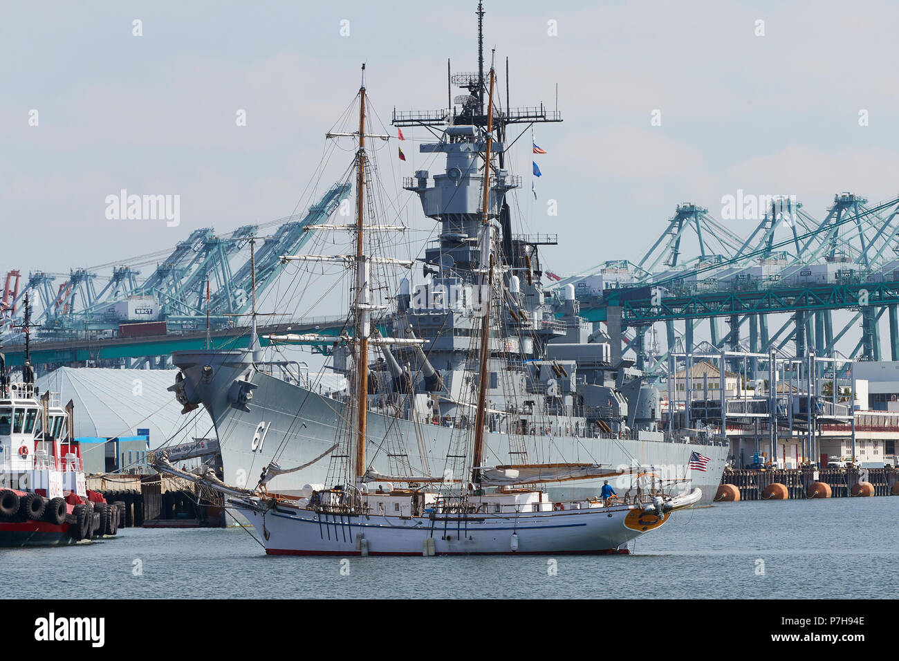 Piazza Storica Rig nave a vela passa di fronte la Corazzata USS IOWA nel porto di Los Angeles, California, USA. Foto Stock