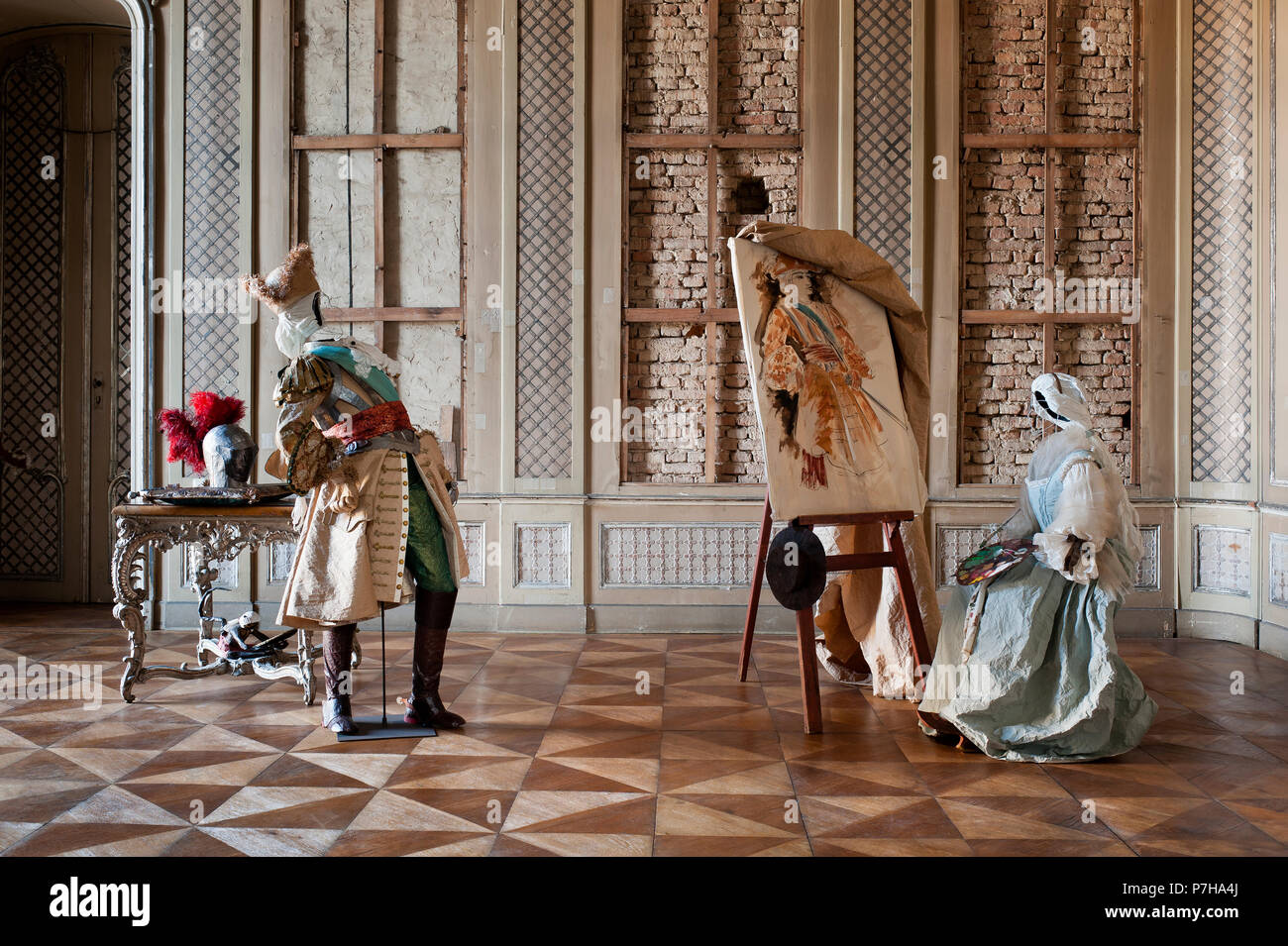 Mannequins indossando la carta del xviii secolo e in stile di abbigliamento sul cavalletto nella Neues Palais Foto Stock