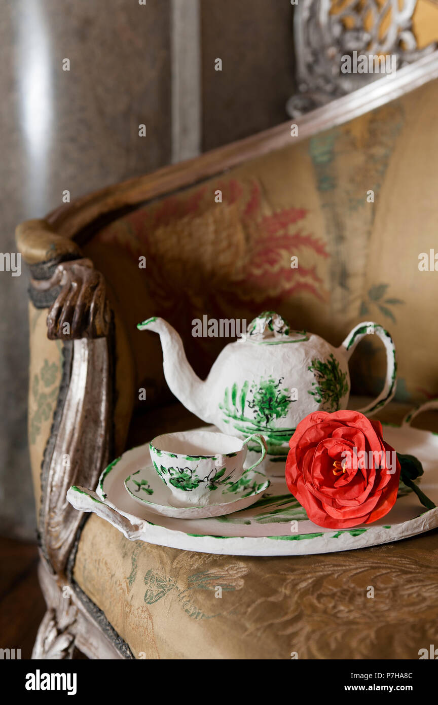 Scultura di carta del servizio da tè e fiore Foto Stock
