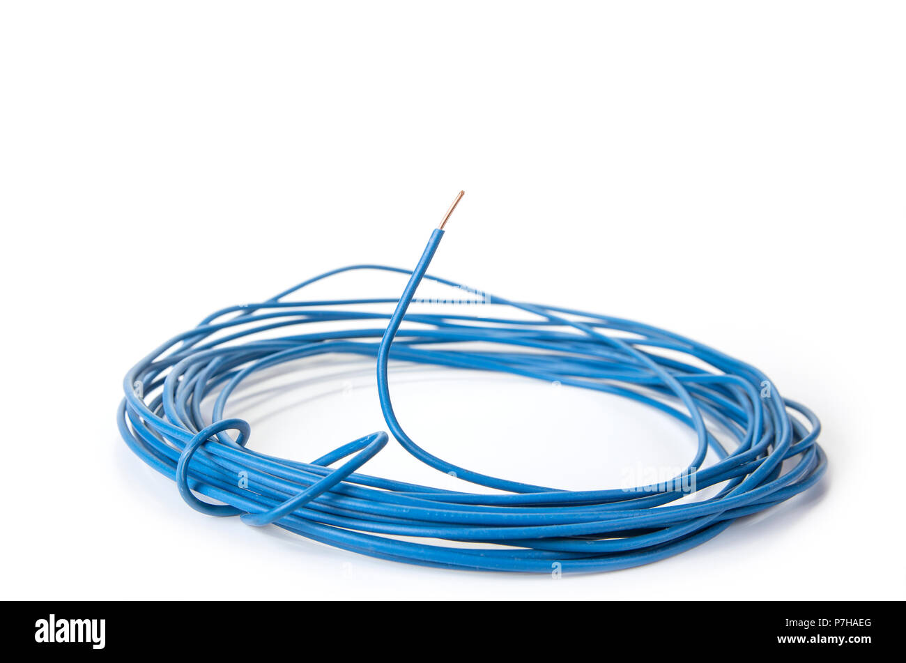 Fili elettrici isolati per il connettore su sfondo bianco Foto Stock