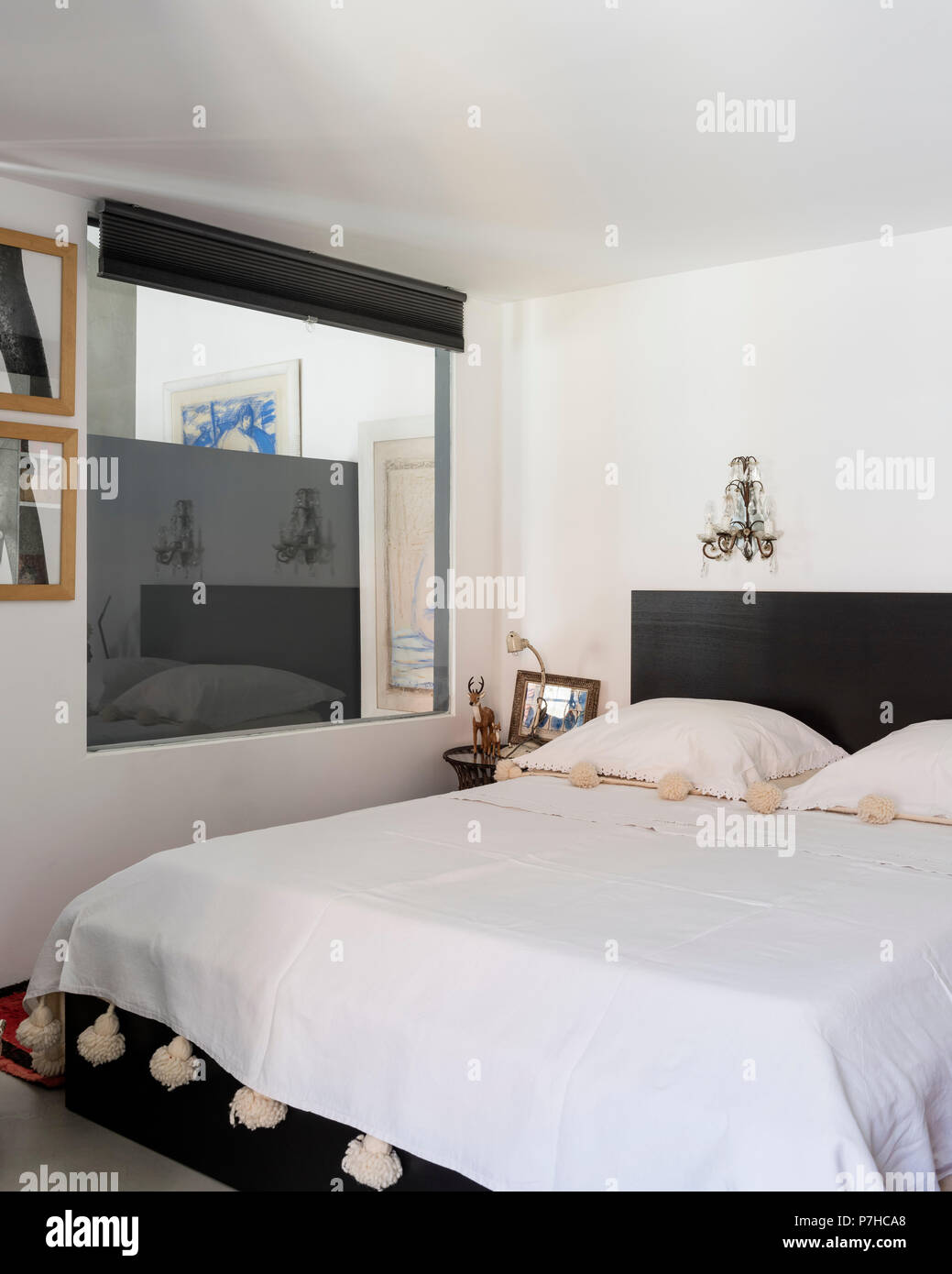 Elegante zona notte nel moderno appartamento Foto Stock