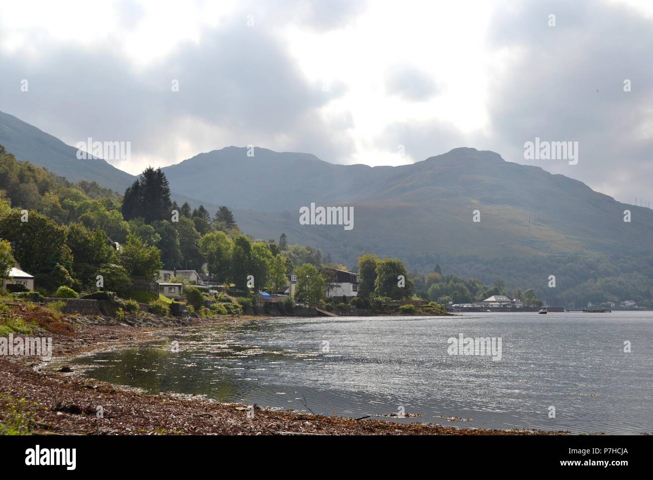 Loch Long lago circondato da montagne di rame in Scozia, Europa Foto Stock