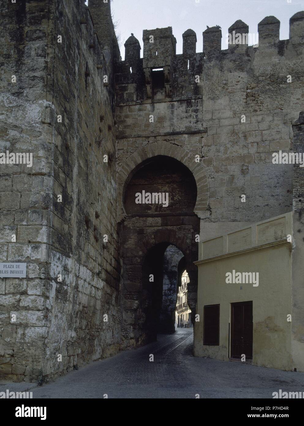 PUERTA DE SEVILLA EN LA MURALLA. Posizione: esterno, Siviglia, Spagna. Foto Stock