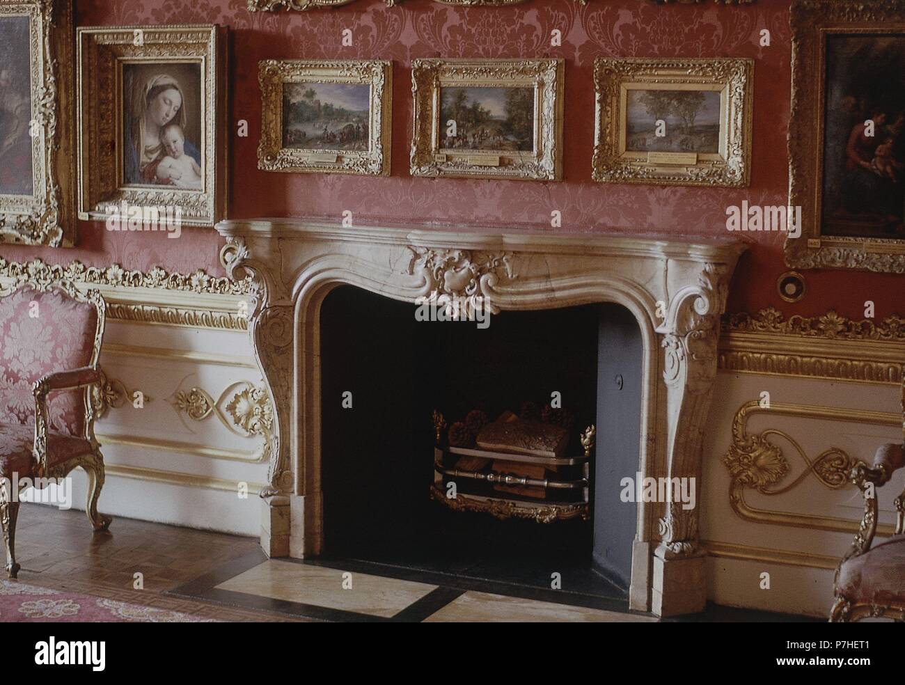 Interno-GALERIA WATERLOO DISEÑADA POR DEAN WYATT 1828-ESTILO LUIS XIV-DETALLE DE LA CHIMENEA. Autore: ADAM, ROBERT. Posizione: MUSEO WELLINGTON / ASPLEY House, Londra, Inghilterra. Foto Stock