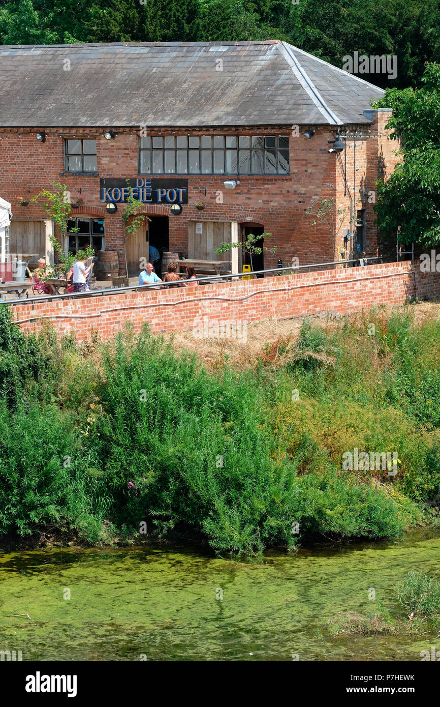 Hereford Herefordshire De Koffie Pot un famoso coffee house e il bar accanto al fiume Wye Foto Stock