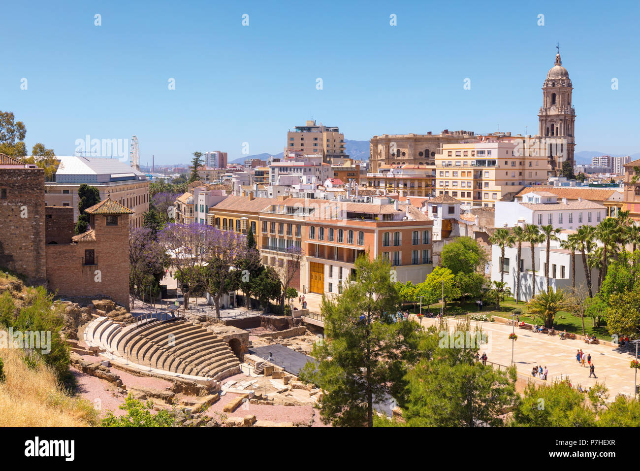Malaga, Costa del Sol, provincia di Malaga, Andalusia, Spagna meridionale. Vista della città mostra teatro romano e cattedrale. La Alcazaba può essere visto a sinistra Foto Stock