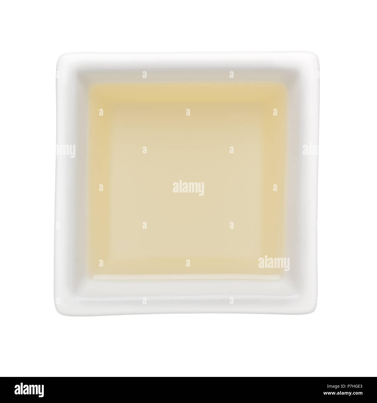 Olio di canola in un recipiente quadrato isolato su sfondo bianco Foto Stock Olio di canola in un recipiente quadrato isolato su sfondo bianco Foto Stock