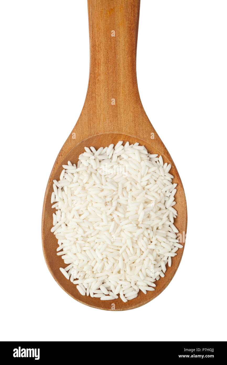 Riso glutinoso in un cucchiaio di legno isolato su sfondo bianco