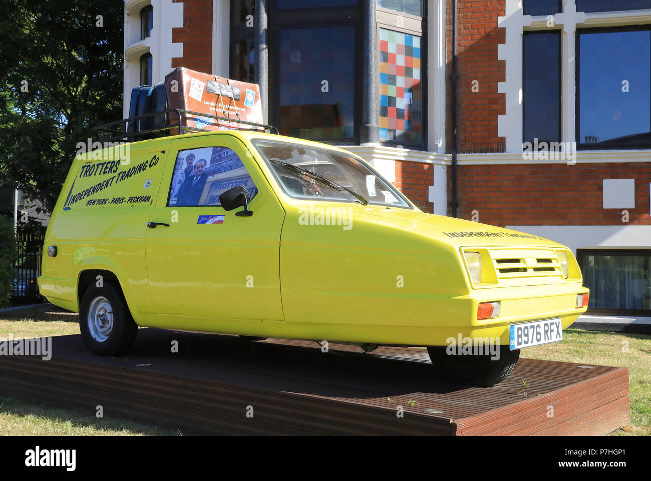 Una replica Reliant Robin dai giorni del Del ragazzi di zampetto nella serie TV "Only Fools and Horses, in Peckham, Londra Sud, Regno Unito Foto Stock