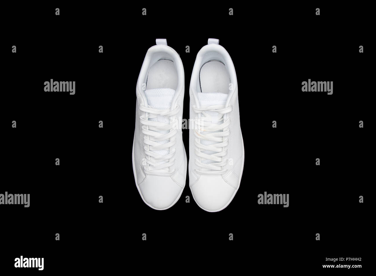 Completa bianca Sneakers isolati su sfondo nero Foto Stock