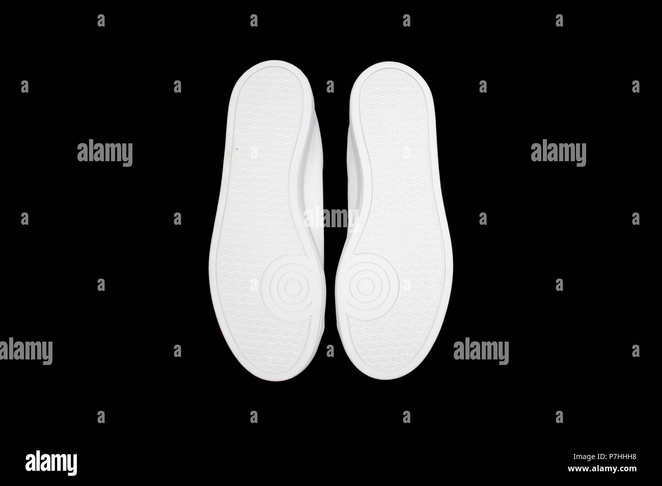 Completa bianca Sneakers isolati su sfondo nero Foto Stock