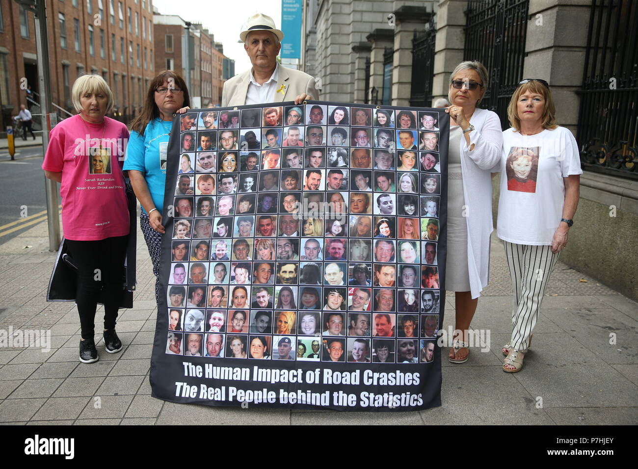 Le persone che frequentano un irlandese le vittime della strada veglia di associazione al di fuori di Leinster House a Dublino davanti a un Dail dibattito sulla strada nuova normativa che modifica la guida in stato di ebbrezza sanzioni. Foto Stock