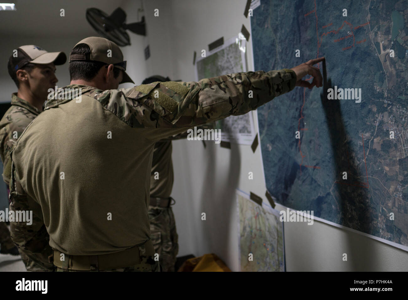 Avieri dall'U.S. Indo-pacifico comando (USINDOPACOM) esaminare una mappa in preparazione per un combinato di land survey con Royal Thai Army partners Giugno 29, 2018 a Chiang Rai, Thailandia. La ricerca e la squadra di salvataggio è costituito da pararescuemen e la sopravvivenza di specialisti addestrati nelle tecniche di salvataggio e le procedure, nonché il loro personale di supporto. (U.S. Air Force foto di Capt. Jessica Tait) Foto Stock