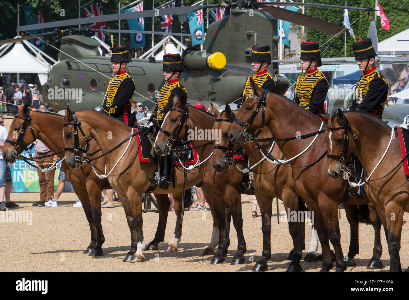 Membri del Re della truppa, Royal cavallo artiglieria, prendere parte al cambio della guardia cerimonia nella parte anteriore di un elicottero Chinook, sulla sfilata delle Guardie a Cavallo, Londra, come velivoli storici sono visualizzati come parte del National Tour aerei per contrassegnare 100 anni della Royal Air Force. Foto Stock