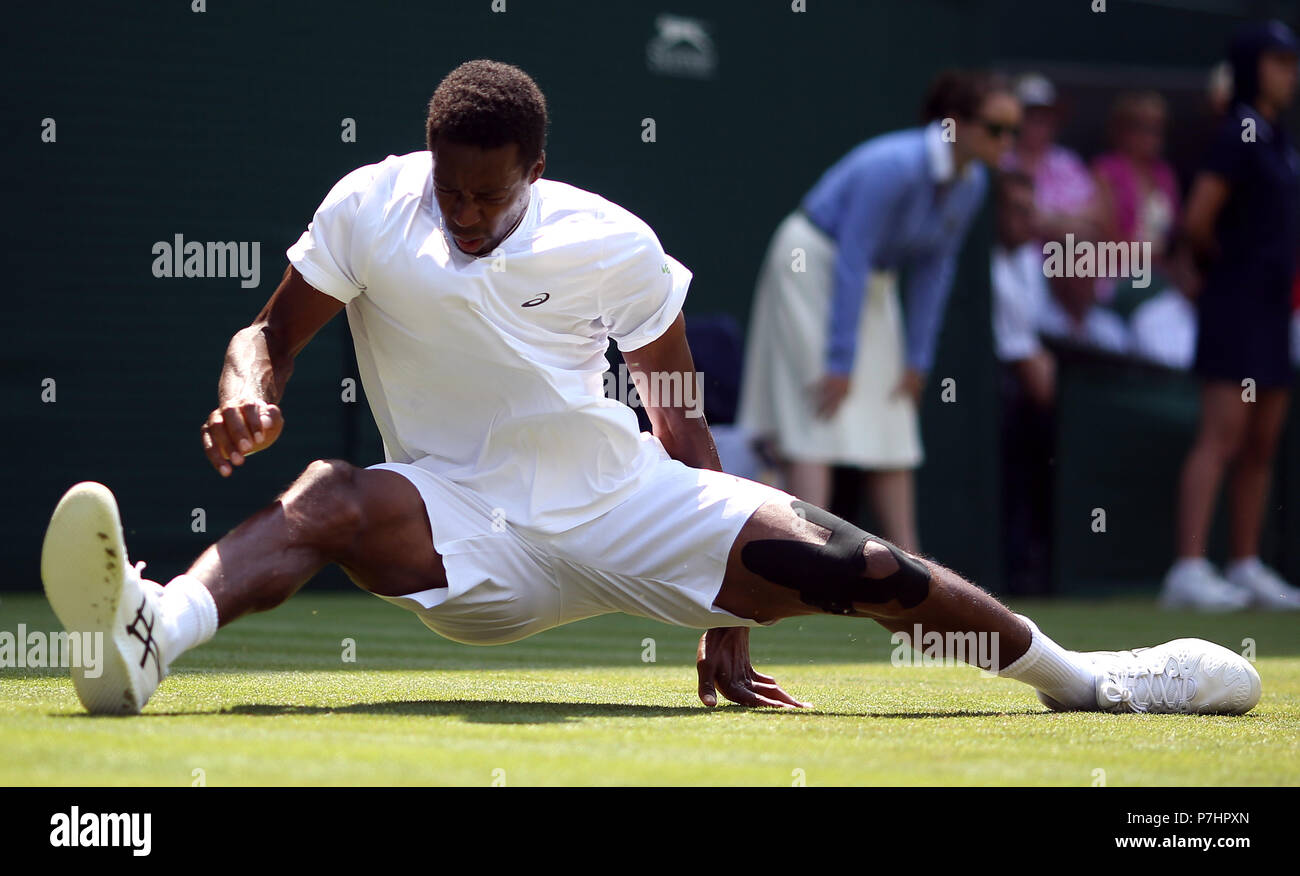 Gael Monfils scivola sul Centre Court il giorno cinque dei campionati di Wimbledon al All England Lawn Tennis e Croquet Club, Wimbledon. Stampa foto di associazione. Picture Data: venerdì 6 luglio 2018. Vedere PA storia il tennis a Wimbledon. Foto di credito dovrebbe leggere: Steven Paston/filo PA. Restrizioni: solo uso editoriale. Nessun uso commerciale senza il previo consenso scritto della AELTC. Immagine ancora utilizzare solo - Assenza di immagini in movimento per emulare broadcast. Nessuna sovrapposizione o rimozione di sponsor/annuncio loghi. Chiamate il numero +44 (0)1158 447447 per ulteriori informazioni. Foto Stock