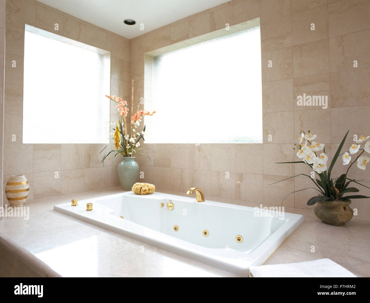 White Orchid accanto al bagno termale in bagno moderno Foto Stock