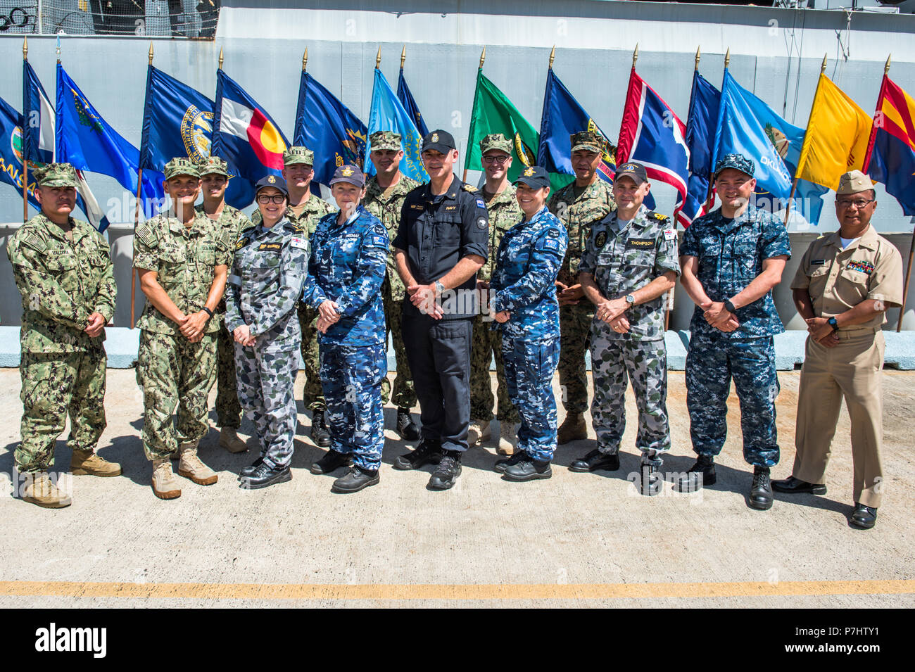 180703-N-FV745-1001 PEARL HARBOR (Luglio 3, 2018) membri della Royal Australian Navy, Royal New Zealand Navy e la marina degli Stati Uniti videocassetta un buon quarto di luglio del messaggio durante l'Orlo del Pacifico (RIMPAC) 2018 esercizio da Pearl Harbor, 3 luglio. Venticinque nazioni, 46 navi, cinque sommergibili, circa 200 aerei, e 25.000 personale partecipano RIMPAC dal 27 giugno al 2 agosto in e intorno alle Isole Hawaii e la California del Sud. Il più grande del mondo marittimo internazionale esercitazione RIMPAC offre una singolare opportunità di formazione promuovendo e sostenendo la cooperativa rela Foto Stock