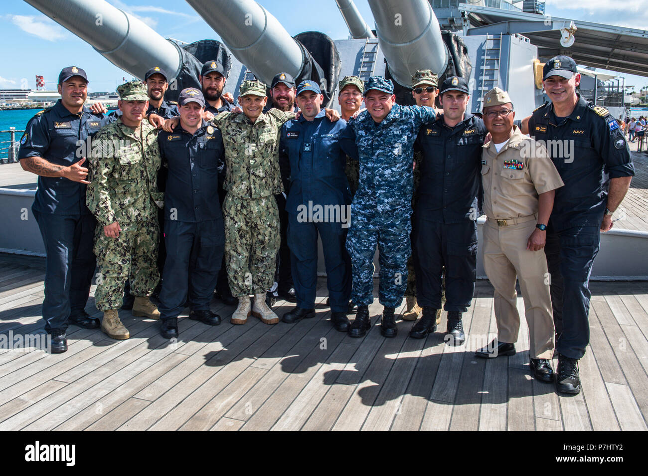 180703-N-FV745-1006 PEARL HARBOR (3 luglio 2018) i membri del Royal New Zealand navy e la marina degli Stati Uniti di stand a bordo della USS Missouri (BB 63) in onore del quarto di luglio durante il cerchio del Pacifico (RIMPAC) 2018 Esercizio, 3 luglio (era già il quarto in Nuova Zelanda al momento di questa foto). Venticinque nazioni, 46 navi, cinque sommergibili, circa 200 aerei, e 25.000 personale partecipano RIMPAC dal 27 giugno al 2 agosto in e intorno alle Isole Hawaii e la California del Sud. Il più grande del mondo marittimo internazionale esercitazione RIMPAC fornisce un training unico op Foto Stock