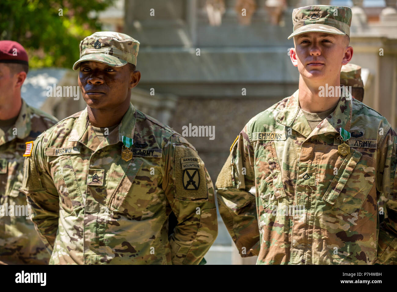 Il personale Sgt. Ifegwu Ifegwu, PFC. Cad - Wikizionario J. Emmons entrambi i destinatari della raccomandazione medaglia guerriero migliore concorrenza cerimonia di premiazione a Fort Bragg, Carolina del Nord, 29 giugno 2018. Il miglior guerriero la concorrenza è un evento di giro spingendo i partecipanti ai loro limiti fisici e mentali. (U.S. Esercito Foto di Spc. Andrea Salgado Rivera) Foto Stock