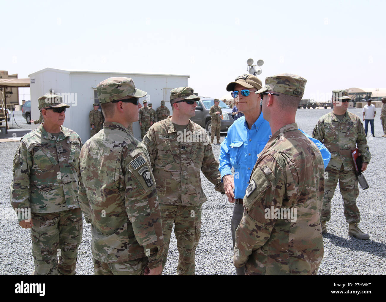 CAMP BUEHRING, Kuwait - Florida Gov. Rick Scott è volato via Black Hawk elicottero da Camp Arifjan in Kuwait a Camp Buehring, Kuwait il 3 luglio 2018 a visitare i soldati con Bravo batteria, 3° Battaglione, campo 116reggimento di artiglieria, Florida Esercito nazionale di protezione. (U.S. Esercito foto di Sgt. 1. Classe Doug ruoli) Foto Stock