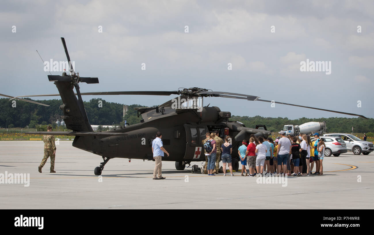 Stati Uniti I soldati assegnati al 2° supporto generale del battaglione di aviazione, 4° Reggimento di aviazione, 4a combattere la Brigata Aerea, 4a divisione di fanteria, partecipare a una multinazionale di visualizzazione statica per bambini in età scolare della regione a Mihail Koglniceanu Air Base, Romania, Luglio 5, 2018. I soldati del battaglione sono in Romania conducendo un periodo di nove mesi di distribuzione nel supporto di risolvere atlantico, gli Stati Uniti si sforzano di adempiere gli impegni della NATO ruotando U.S. unità basate su tutto il teatro europeo a scoraggiare le aggressioni contro gli alleati della NATO e partner in Europa. (U.S. Esercito foto di Spc. Andrew McNeil Foto Stock