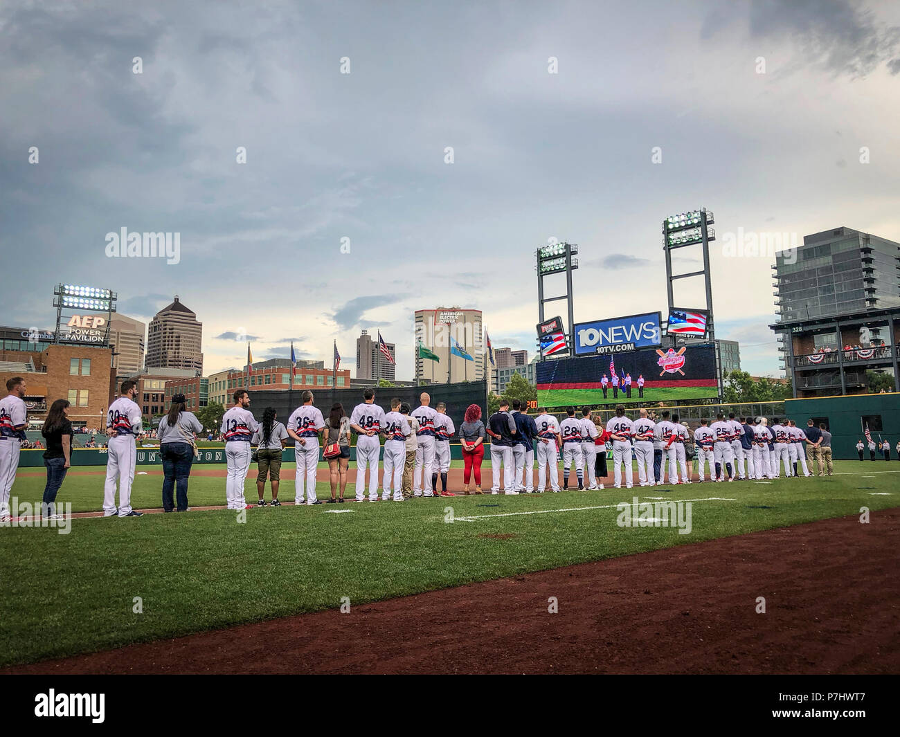 Col. Allison Miller getta la cermonial primo passo durante un Columbus Clippers baseball gioco Luglio 4, 2018. Il Columbus Clippers salute locale eroi militari durante il 4 di luglio Holiday in onore delle donne in campo militare, dove Col. Miller ha avuto l'onore di gettare il primo passo. (U.S. Air National Guard foto di Capt. Jordyn Sadowski/rilasciato) Foto Stock