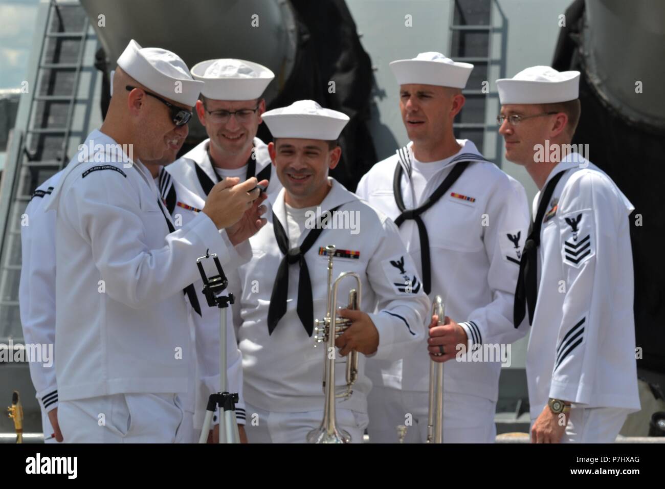 I membri dell'U.S le forze della flotta banda arrestato dall'Hampton Roads Museo Navale e il Museo della Portaerei U.S.S. Wisconsin (BB-64) questo pomeriggio per una foto unica opportunità in-parte anteriore della torretta iconica #1. (U.S. Navy Foto di civili di Public Affairs Officer Max Lonzanida/rilasciato) Foto Stock