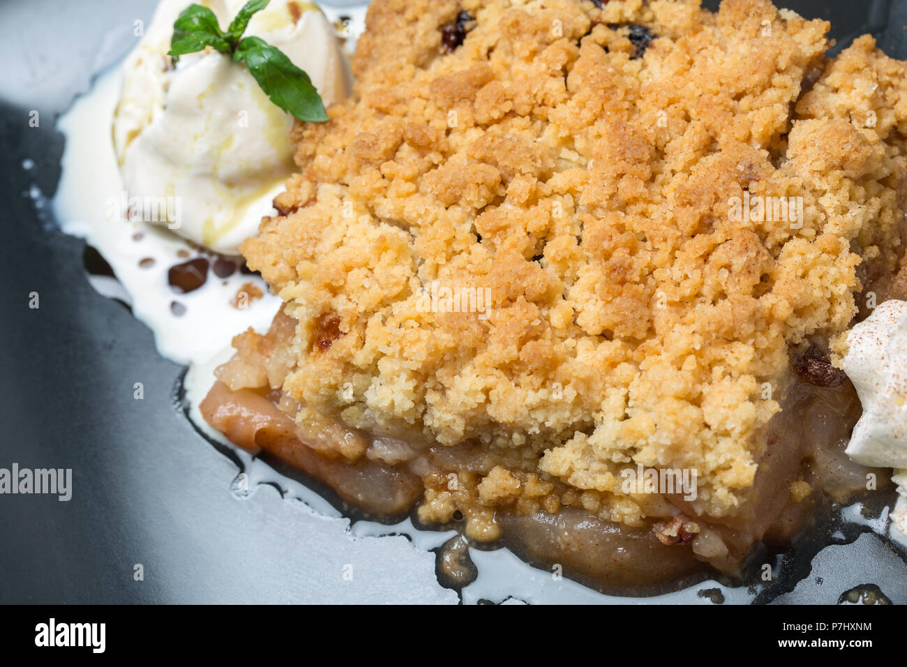 Close up di gustose apple crumble dessert Foto Stock