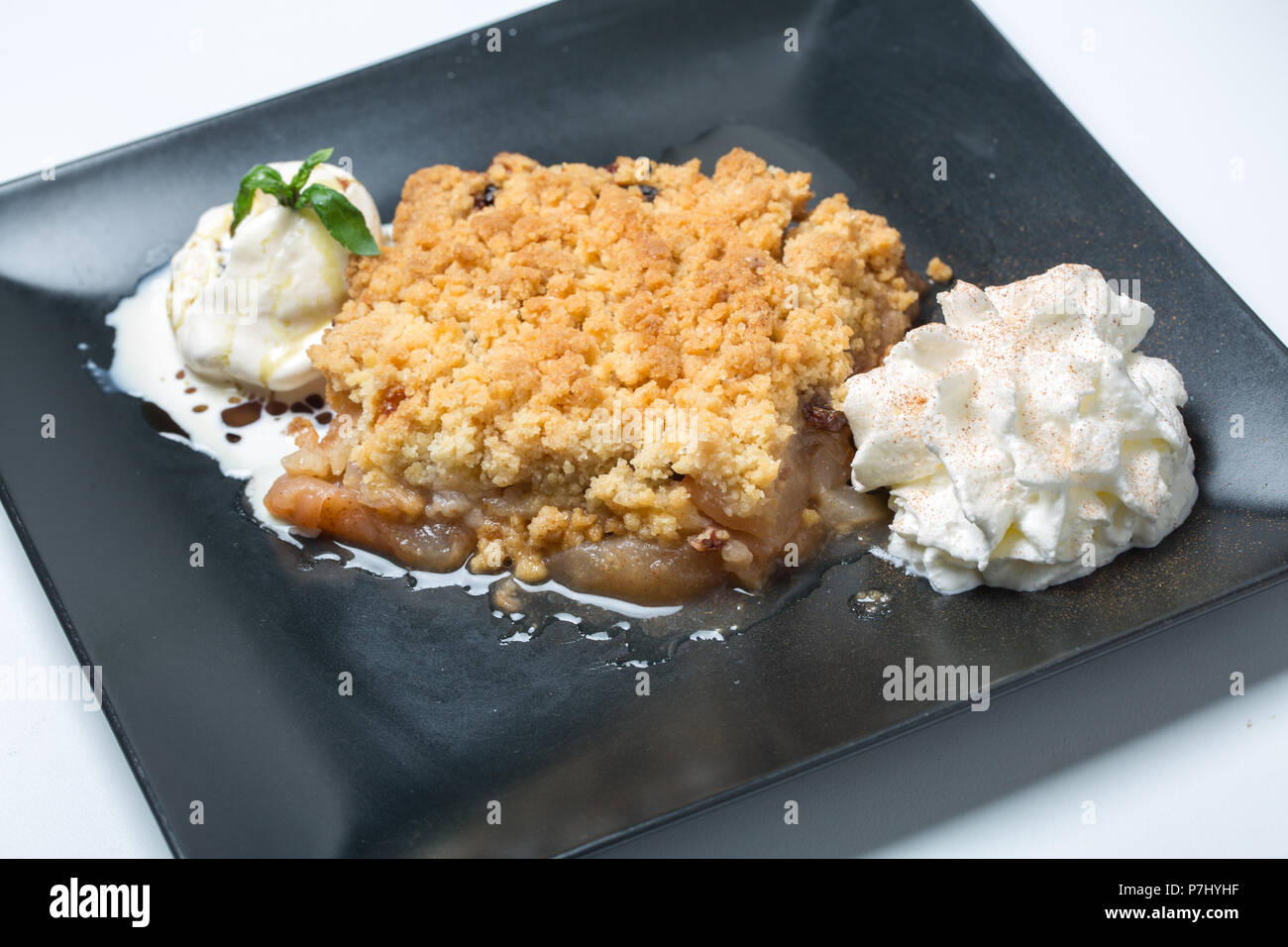 Close up di gustose apple crumble dessert Foto Stock