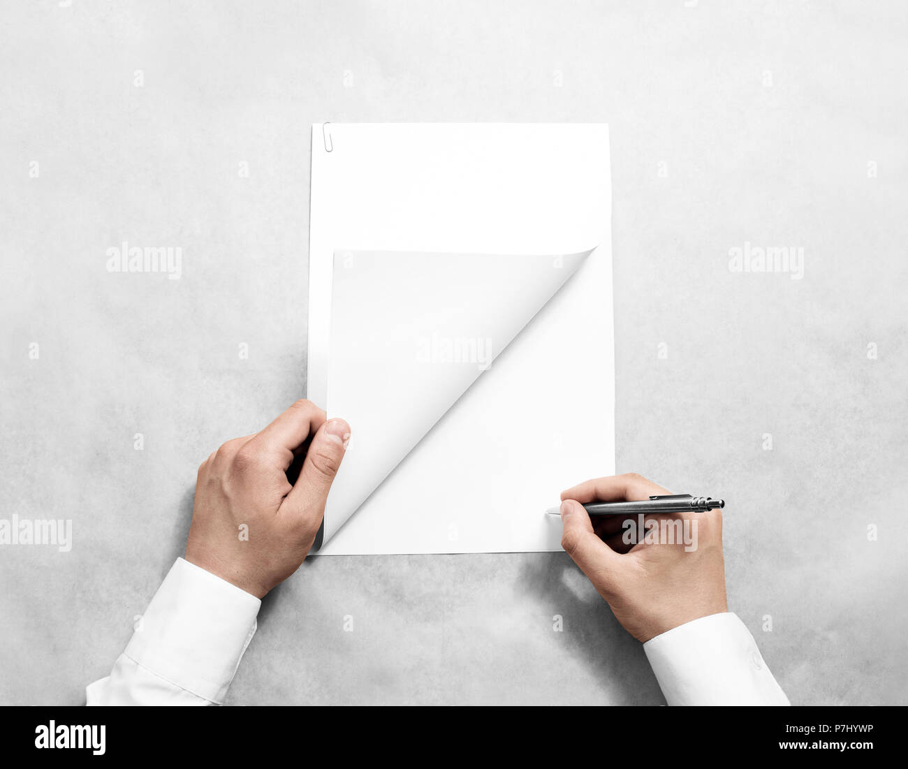 Mano azienda accordo vuoto mockup e firma. Braccio in shirt tenere premuto Clear modello di documento mock up. Contratto superficie di progettazione. Pura semplice carta legale stampa display. Lettura della dichiarazione di contratto. Foto Stock