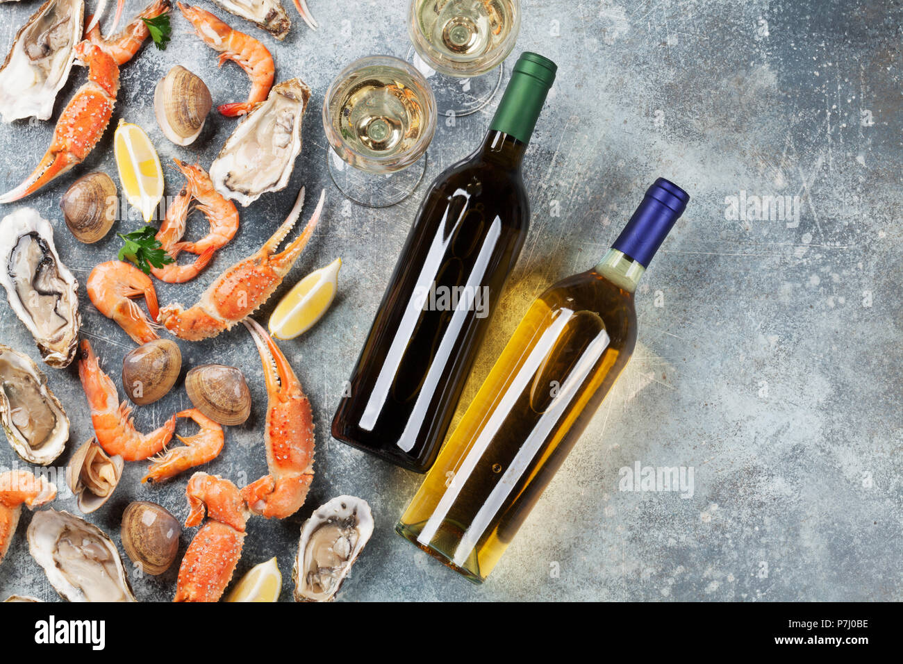Frutti di mare. Ostriche, aragosta, vongole e vino bianco. Vista dall'alto sul tavolo di pietra con spazio per il testo Foto Stock