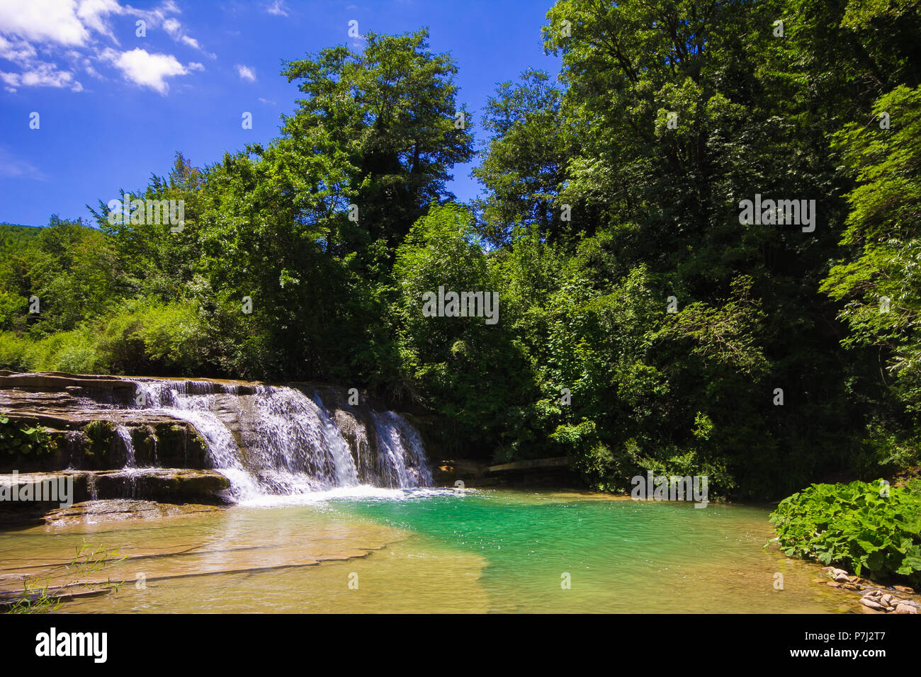 Vista estiva del Metauro cascata nella regione marche, Italia Foto Stock