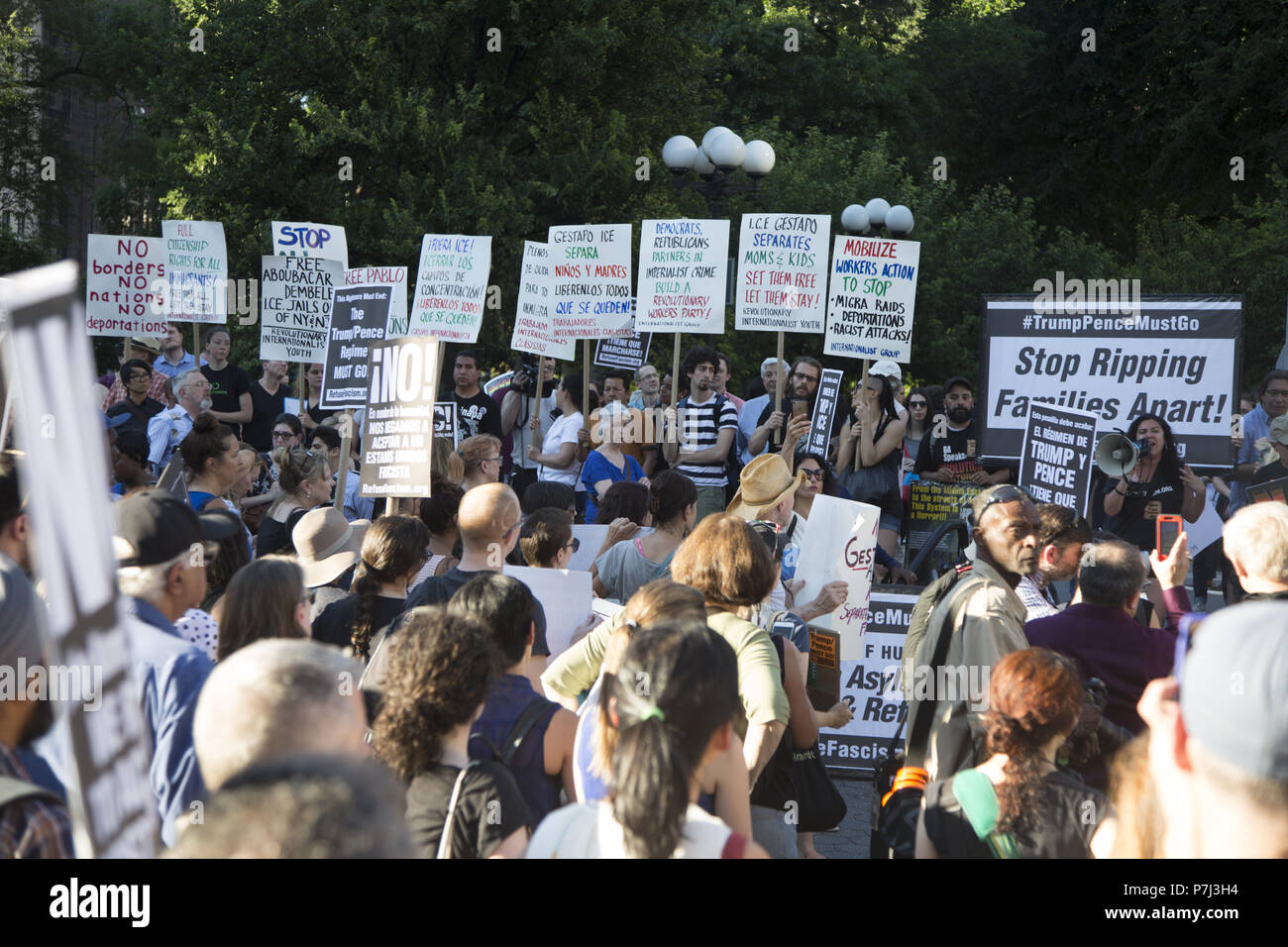 I Newyorkesi sono venuti a protestare contro il governo in materia di immigrazione di separare i figli dai genitori a noi confine messicano come crudele e immorale e deve essere arrestato immediatamente. Proteste in tutto il paese sotto pressioni Trump administration inizialmente alla fine dell'ONU in azione americana da parte del dipartimento di immigrazione negli Stati Uniti. Foto Stock