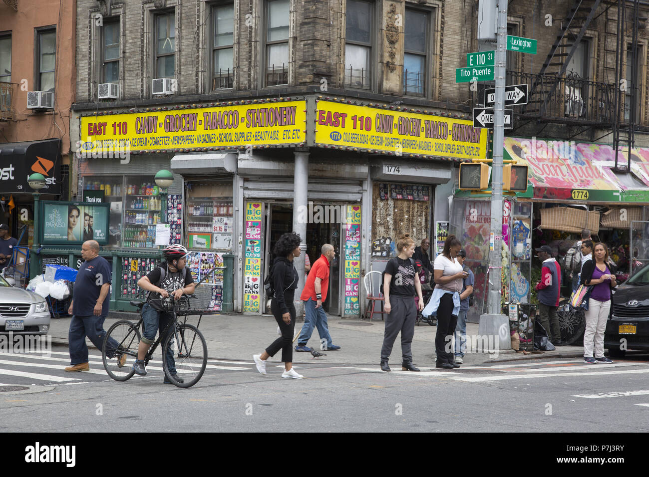 Quartiere di East Harlem anche noto come Spanish Harlem lungo la Lexington Avenue in New York City. Foto Stock