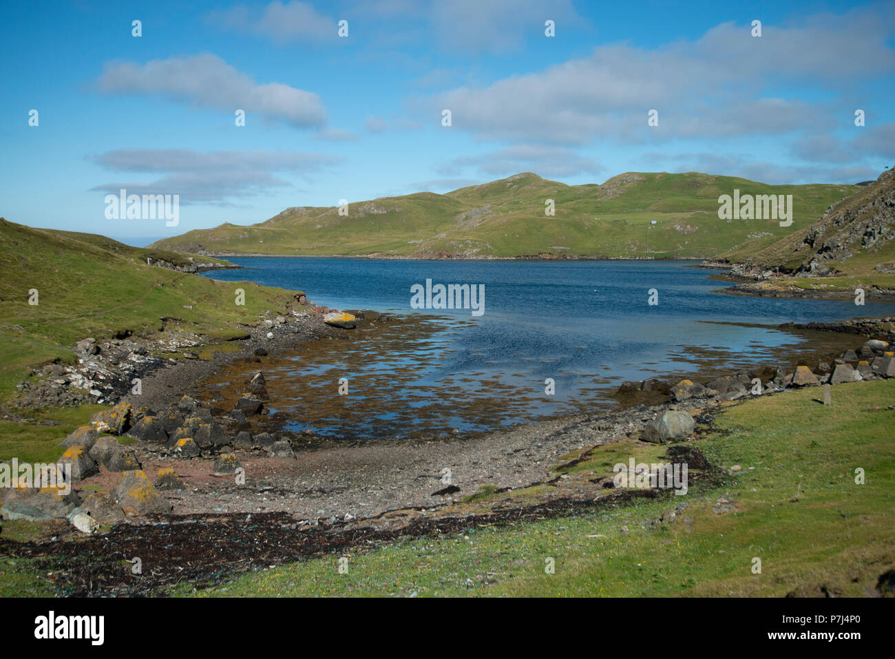 Piccola baia a Mavis Grind, isole Shetland, Regno Unito Foto Stock