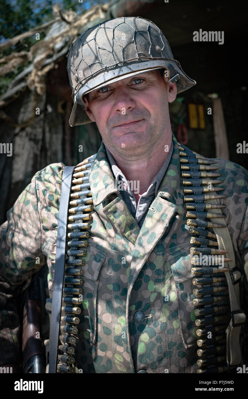 Soldato tedesco con proiettili intorno al collo Foto Stock