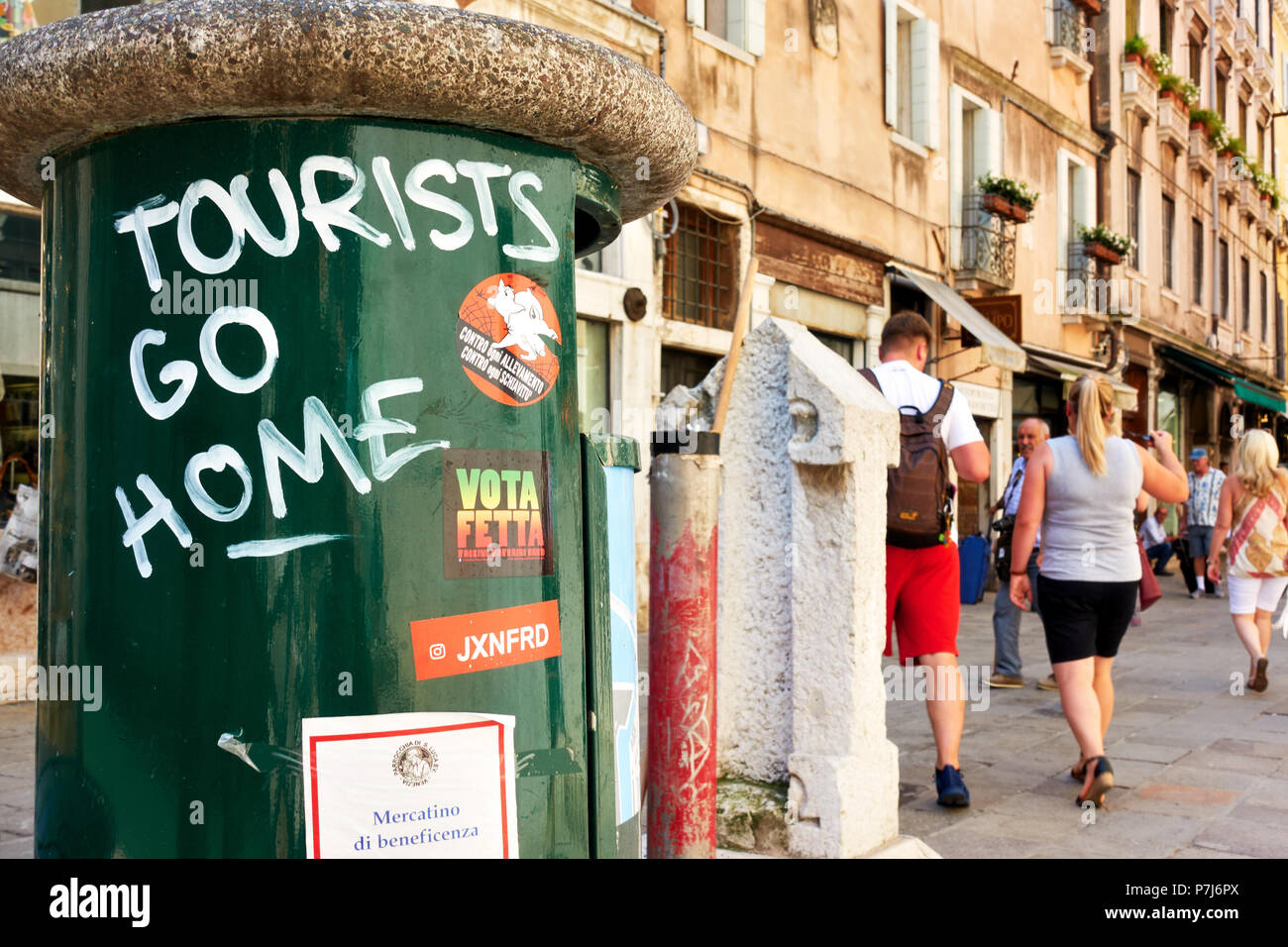Venezia, Italia - 17 Giugno 2018: "turisti vanno a casa' iscrizione sopra l'inferriata in Venezia Foto Stock