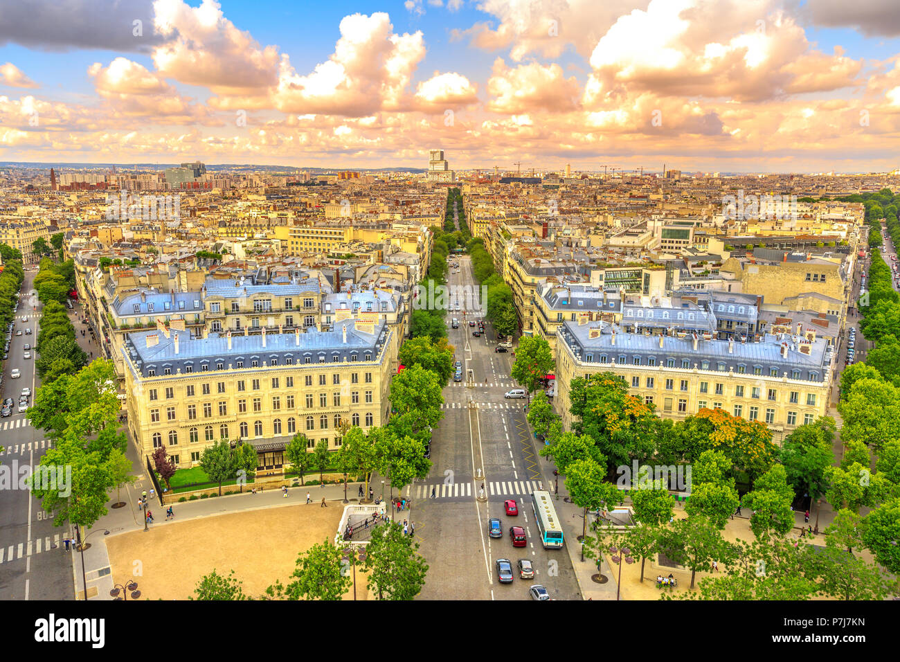 Vista aerea della skyline di Parigi da Arc de Triomphe alla luce del tramonto. Arco Trionfale a Place de l'Etoile e Avenue de Wagram road. Parigi capitale della Francia in Europa. Scenic paesaggio urbano. Foto Stock