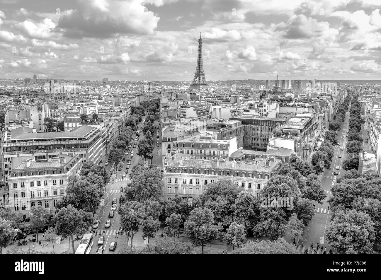Arco di Trionfo panorama in bianco e nero. Alberi strade come Avenue Marceau, d'Iena e Kleber a Parigi, in Francia, in Europa. Vista in lontananza Tour Eiffel di Parigi nuvoloso skyline. Foto Stock