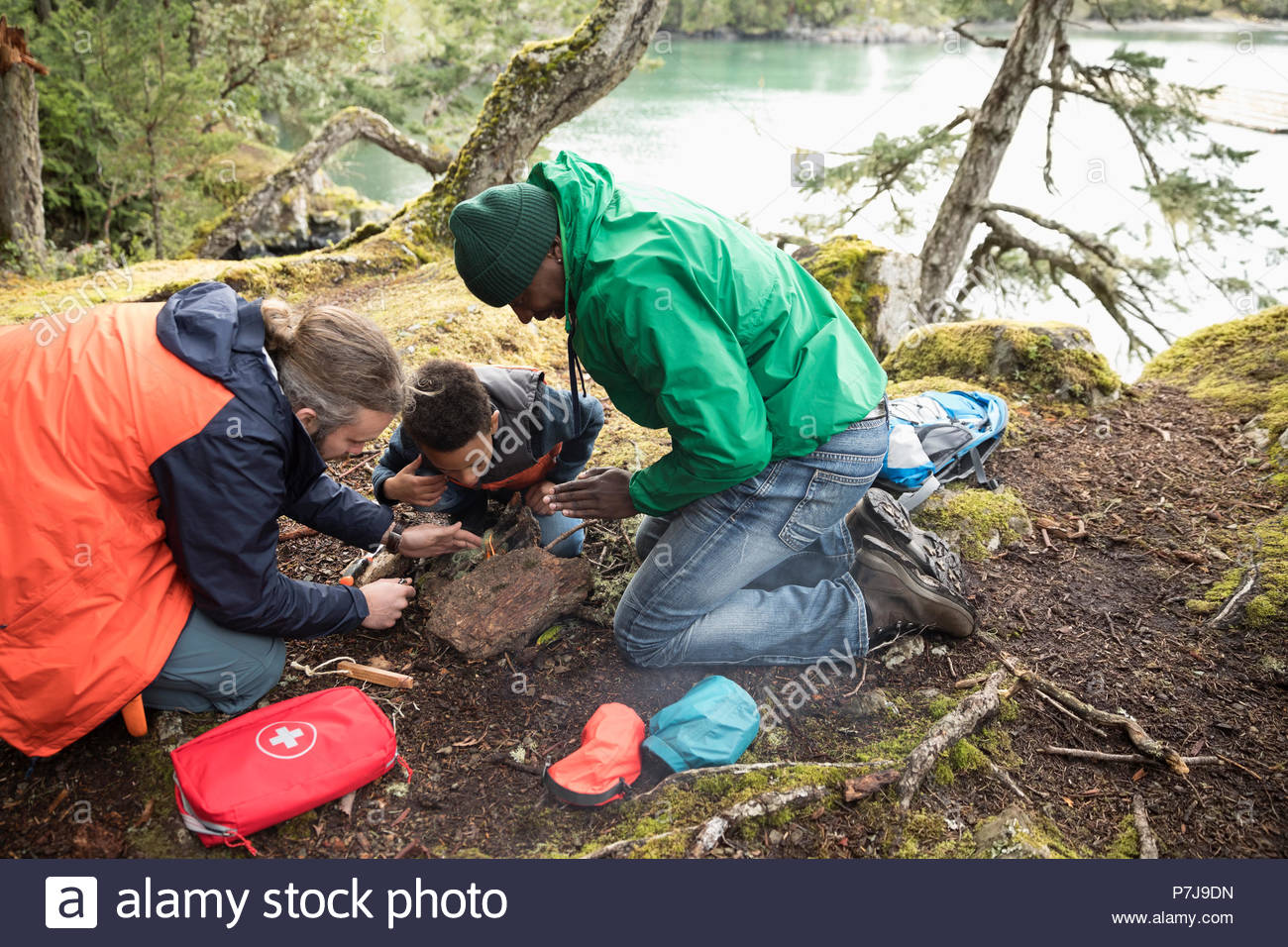 Guida alla pista di insegnamento di padre e figlio come costruire un accampamento nei boschi Foto Stock
