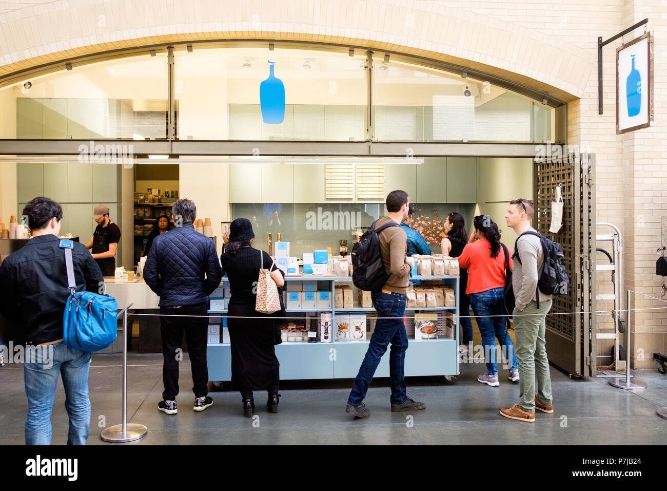 Esterno della bottiglia blu caffè al Ferry Building, San Francisco, CA, Stati Uniti d'America. Foto Stock